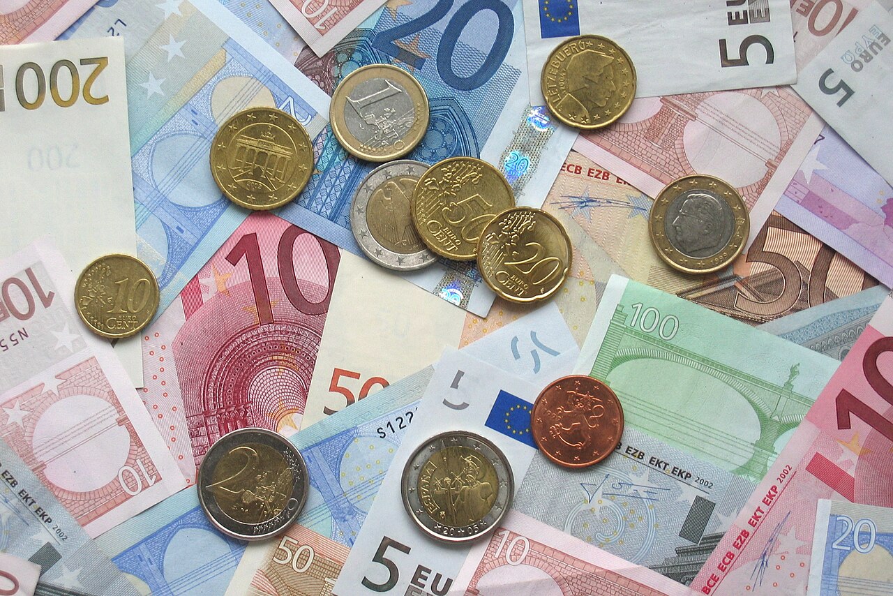 Billets et pièces en euros.